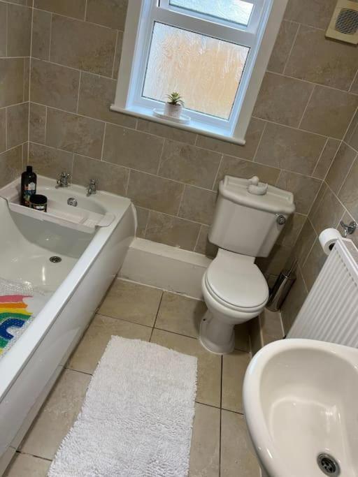The White House - Cheerful 3 Bedroom Home In Wigan - Ince - Sleeps 7 - Parking - Work Space - Great Motorway Links Exterior photo